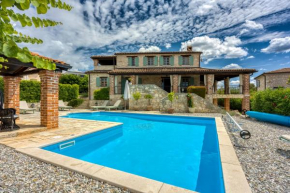 Vila Amyra With Pool - Happy Rentals